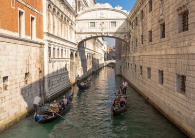 Gondole sous le Pont des Soupirs à Venise