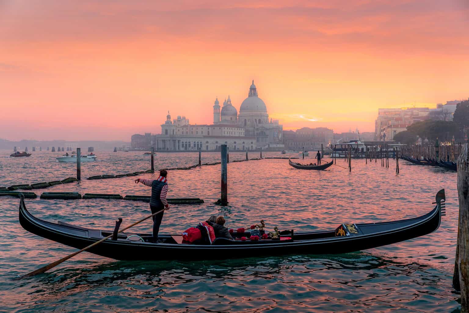 Gondoles sur le Grand Canal de Venise